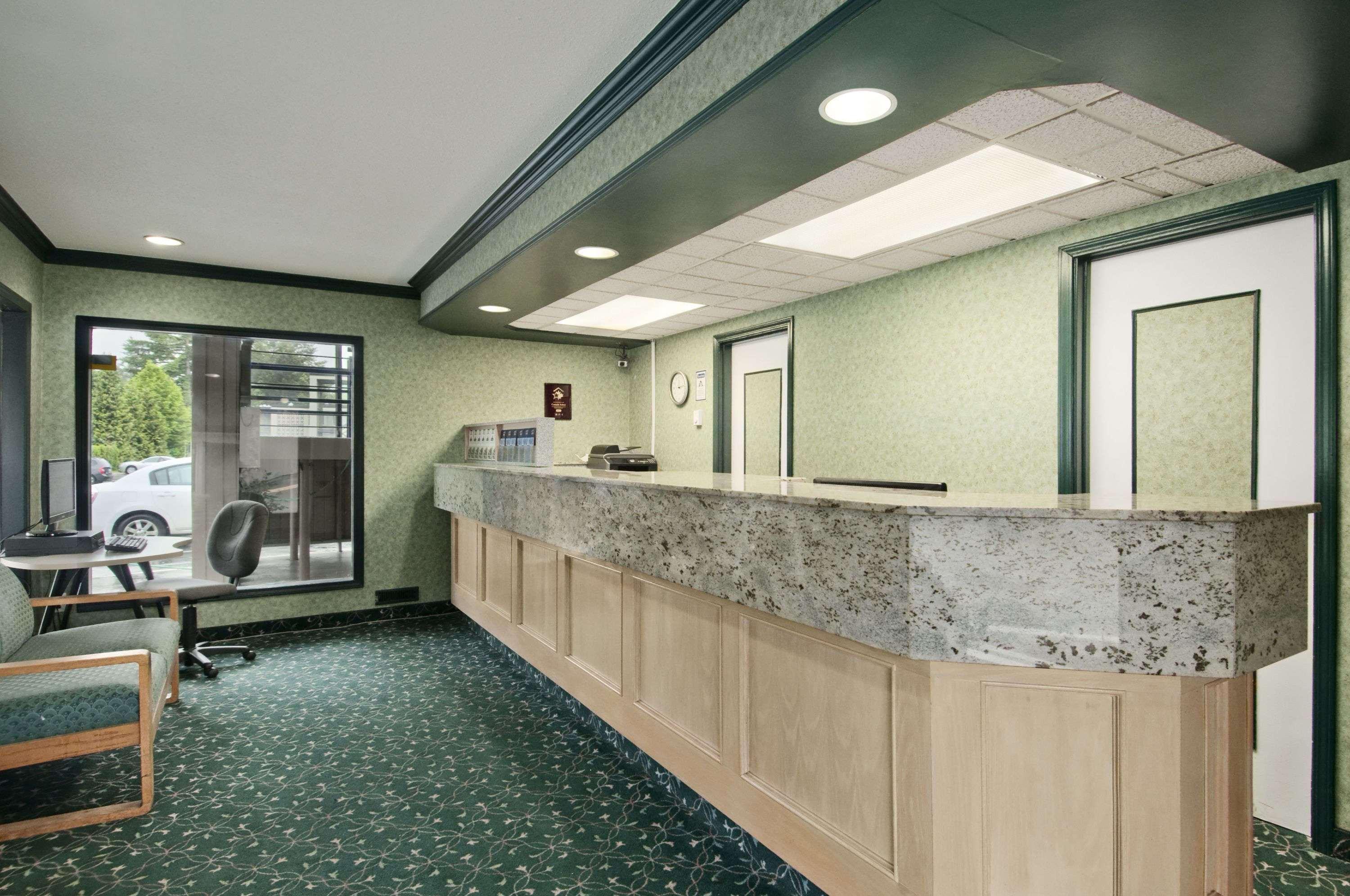 Travelodge By Wyndham Vancouver Lions Gate Interior photo